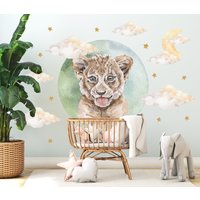 Wandtattoo Kinderzimmer Baby Löwe Mit Wolken Mond Und Sternen Safari Wandaufkleber Für Kinder Wanddeko Jungen Mädchen Wickelkommode Wandtattoo Kinderzimmer Baby Löwe Mit Wolken Mond Und Sternen Safari Wandaufkleber Für Kinder Wanddeko Jungen Mädchen Wickelkommode von Pandawal