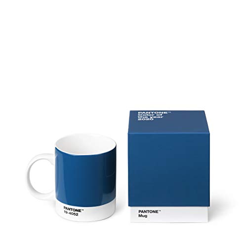 Pantone 18000 Becher in Geschenkbox, Kaffeetasse 375 ml, mit Henkel, spülmaschinenfest, Color of The Year 2020-Classic Blue 19-4052, blau, Porzellan, 375 milliliters, dunkelblau von Pantone