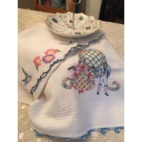2Er Set Vintage Bestickte Handtücher Oder Geschirrtücher Walzer Paar Und Drosseln 1950Er Jahre 2Er Set Vintage Bestickte Handtücher Oder Geschirrtücher Walzer Paar Und Drosseln 1950Er Jahre von PantryandPetticoats