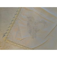 Vintage Kleine Bestickte Tischdecke von PantryandPetticoats