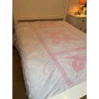 Vintage Quilted Tagesdecke Bogen Rosa Und Weiß Applikation Primitiver Look von PantryandPetticoats