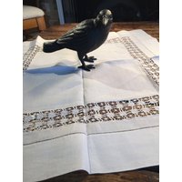 Vintage Weiße Baumwolle Schnittarbeit Spitze Einfügen Detail Kleine Tischdecke Oder Läufer Leinen von PantryandPetticoats