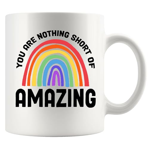 Keramiktasse mit Aufschrift "You Are Nothing Short Of Amazing Inspirational Gift For Women Men For Mom Sister Aunt Grandma Daughter Rainbow Ceramic Mug 325 ml White von Panvola