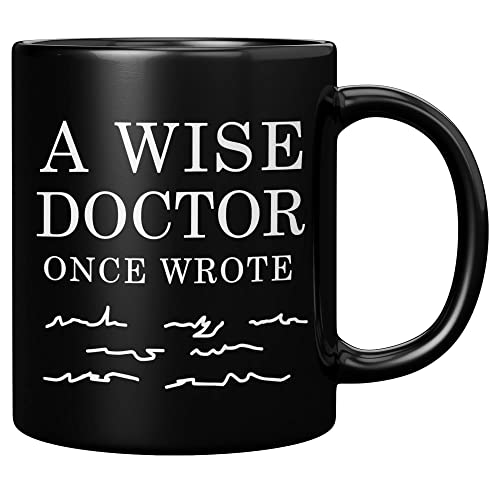 Panvola A Wise Doctor Once Wrote Doctor Tasse Abschlussgeschenk Arzt Chirurg Medizinischer Student MD Praktiker Kaffeetasse Schwarz 313 ml (313 ml) von Panvola