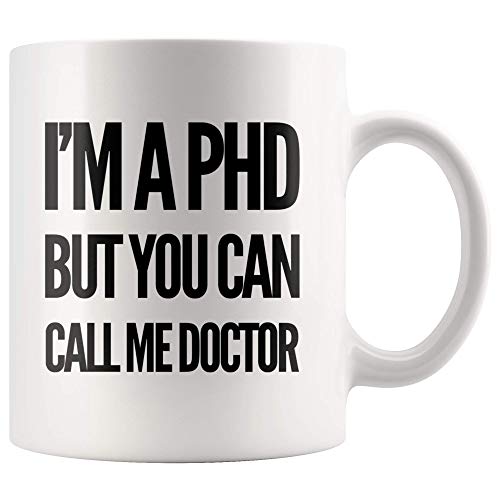 Panvola 'I'm A PhD But You Can Call Me Doctor ' Geschenke zum Doktorgrad – 340 ml Kaffeetasse – Geschenke zur Anerkennung eines pensionierten Arztes – Tasse für einen neuen Arzt von Panvola