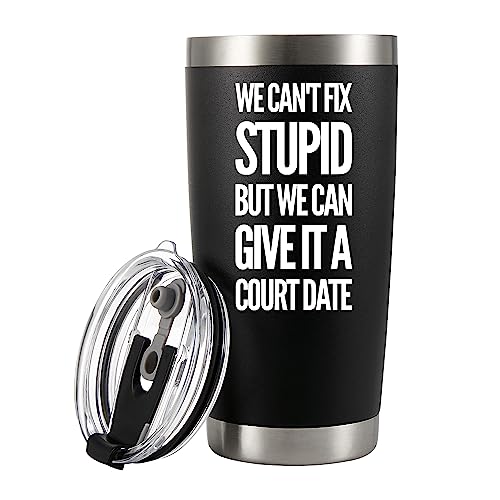 Panvola 'We Can't Fix Stupid But We Can Give It A Court Date ' Avocado Vakuumisolierter Becher für Jurastudenten, Anwalt, Lehrer, Edelstahl mit abnehmbarem Deckel, Trinkgeschirr (580 ml) von Panvola