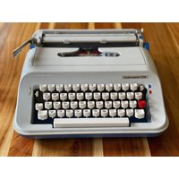 Vintage Underwood 378 Reiseschreibmaschine Blau Tragetasche Schreibmaschine Kunststoffabdeckung Vintage Underwood 378 Reiseschreibmaschine Blau Tragetasche Schreibmaschine Kunststoffabdeckung von Papeloutte