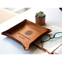 College Graduate Gift/Personalisiertes Ledertablett Geschenkideen Für Den Abschluss Geschenk 2024 Siegel von PaperAnniversaryLove