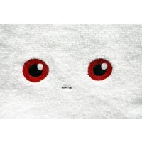 Kyubey Weißes Katzen Gesicht Handtuch Bestickt von PaperCanvasCreation