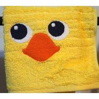 Niedliches Chocobo Tales Gesicht Gelb Besticktes Handtuch von PaperCanvasCreation