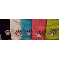Pink Paw Pad Bestickte Handtücher - Mehrere Farben Erhältlich von PaperCanvasCreation