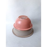 Pyrex Herbst Regenbogen Rührschalen - 2Er Set/Rosa & Tan Schale von PaperCityInteriors