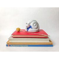 Weiße Schnecke Figurine Mit Fröhlichem Gesicht & Herz // Vintage Tier Statuette von PaperCityInteriors