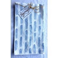 Leinen Geschirrtuch Blau Grau Aquarell Streifen, Minimalist Style von PaperGumbo