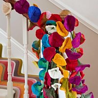 Handgemachte Filzblumengirlande Farbenfrohe Fair Trade Dekoration Für Zuhause von PaperHighGifts