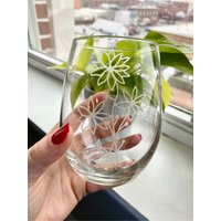 Geätzte Weingläser Mit Geburtsblume - Maßgeschneidertes Blumenglas 15 Unzen Stemless von PaperJamxo