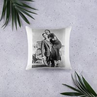 Bonnie Und Clyde America's Most Wanted Gangsters Basic Kissen 45 X cm von PaperMoonMedia