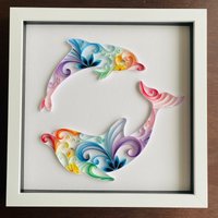 Regenbogen Delfine Quilling Kunst Im Weißen Kastenrahmen - Muttertag, Neues Baby, Kinderzimmerdeko Und Geschenk Für Delfinliebhaber von PaperPetalCraftShop