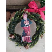 Advent Weihnachten Heilig Abend Kleiner Tannenkranz Kunststoffzweige Mit Kleinen Zapfen Und Metallornament Weihnachtsjunge Kranz Türkranz Advent Weihnachten Heilig Abend Kleiner Tannenkranz Kunststoffzweige Mit Kleinen Zapfen Und Metallornament Weihnachtsjunge Kranz Türkranz von PaperShopVintage