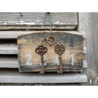 Altes Vintage Holzbrett Jetzt Kleines Schlüsselbrett Mit 2 Antiken Schlüsseln Urban Shabby Patina Gartendekoration Gartenhütte Wintergarten Altes Vintage Holzbrett Jetzt Kleines Schlüsselbrett Mit 2 Antiken Schlüsseln Urban Shabby Patina Gartendekoration Gartenhütte Wintergarten von PaperShopVintage