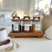 Glas Mit Deckel Aus Akaziengriff 800Ml | Tee Kaffee Zucker Personalisiertes Weiß Pantry Label Küche Aufbewahrung Haushaltswaren Öko von PaperandInkShop