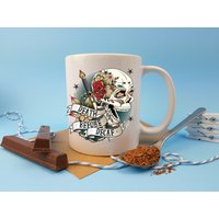 Personalisierte Kaffeetasse Mit Dem Tod Vor Entkoffeinierten Zuckerschädel-Design Für Jemanden, Der Tattoo-Designs Liebt von PaperandInksUK