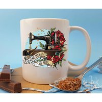 Personalisierte Kaffeetasse Mit Namen Nähen Bessert Die Seele Nachricht Keramik 11 Unzen Becher von PaperandInksUK