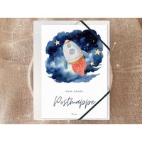 Personalisierte Postmappe Astronaut Mit Name, Weltraum Geschenk Einschulung Junge Sammelmappe Rakete, Geschenkidee Schulkind Kunstmappe von PaperlaneByEssi