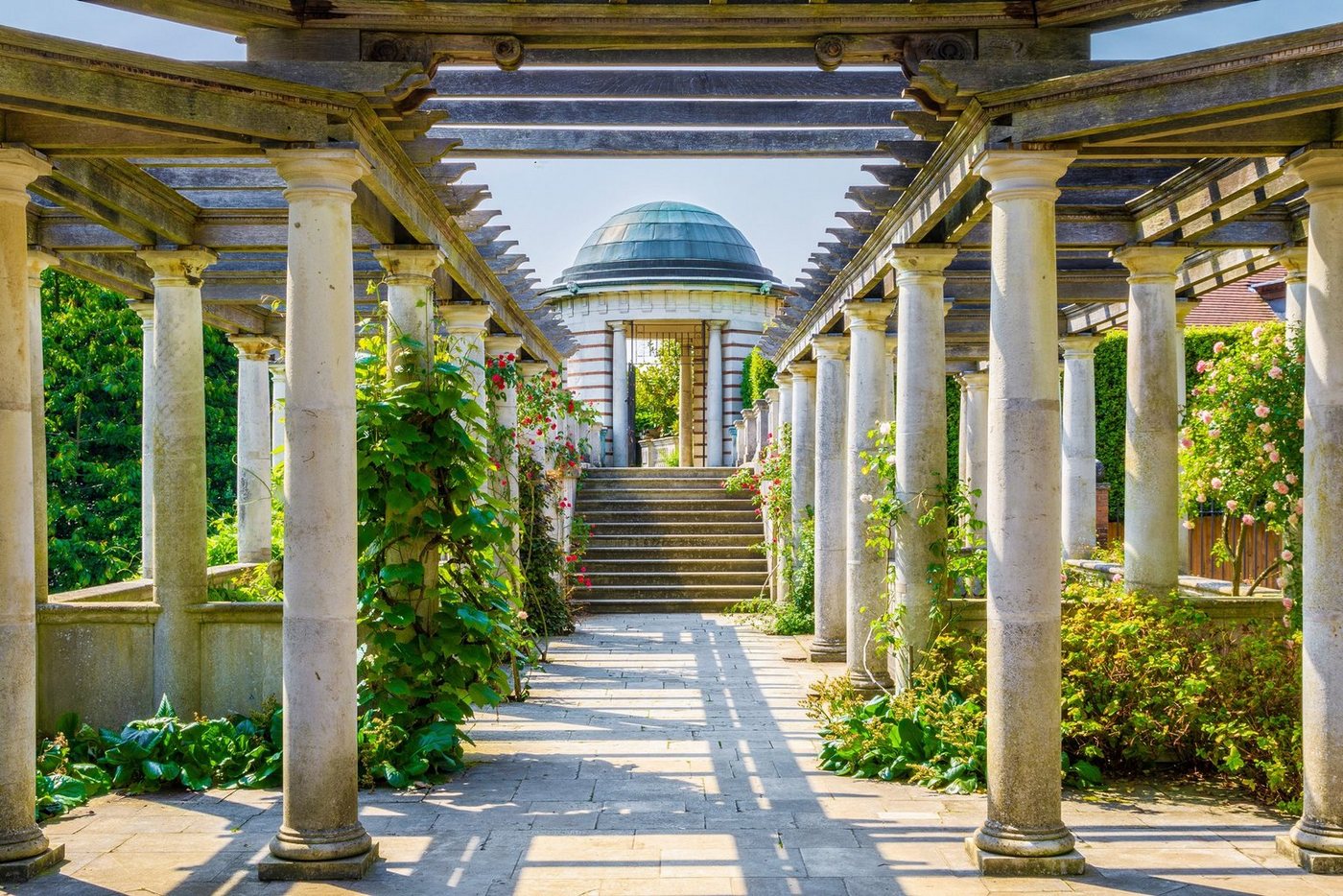 Papermoon Fototapete ARCHITEKTUR-PERGOLA HÜGEL GARTEN LONDON SÄULEN BLUMEN von Papermoon