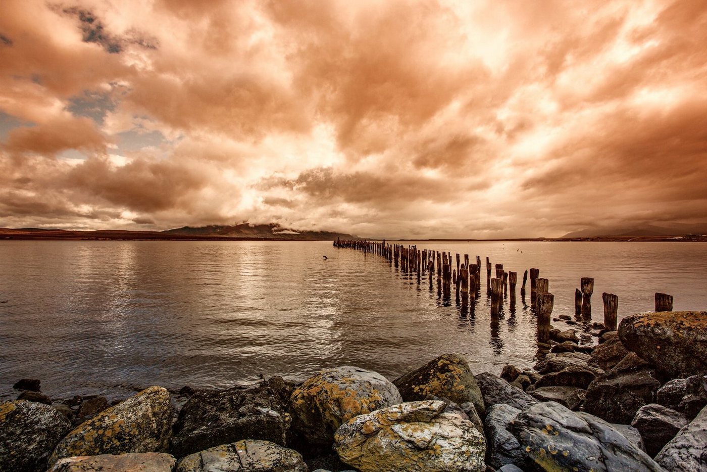 Papermoon Fototapete HOLZ-BRÜCKE-ALT PUERTO NATALES INSEL PIER STEG MEER SEE von Papermoon