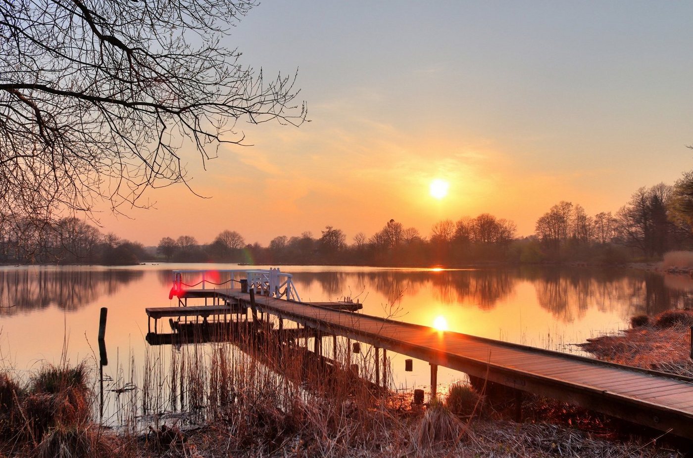 Papermoon Fototapete HOLZ-BRÜCKE-PIER STEG SEE STRAND WALD SONNENUNTERGANG von Papermoon