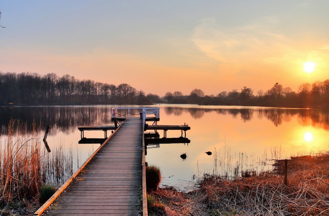 Papermoon Fototapete HOLZ-BRÜCKE-PIER STEG SEE STRAND WALD SONNENUNTERGANG von Papermoon