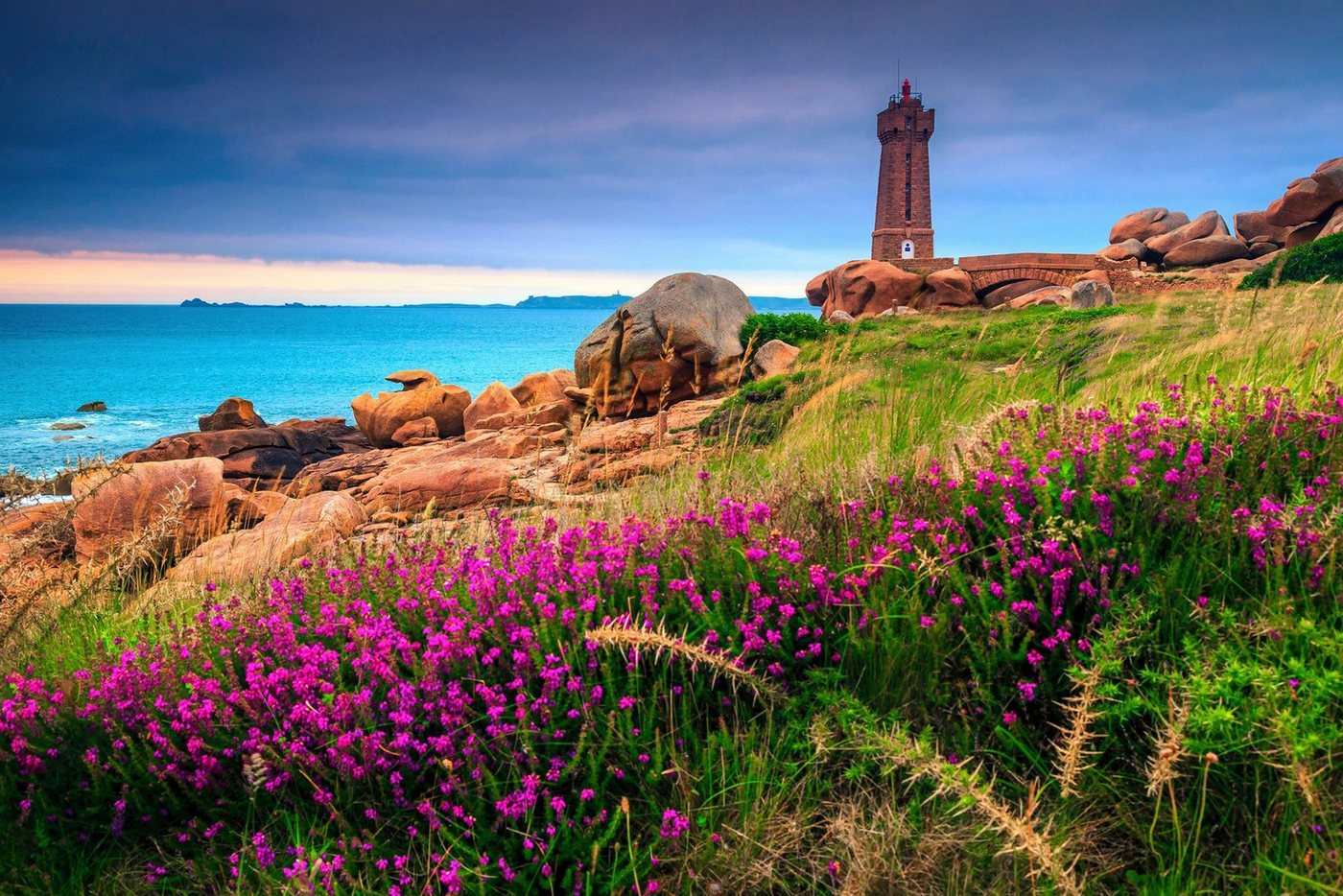 Papermoon Fototapete LEUCHTTURM-BRETAGNE BLUMEN WIESE MEER OZEAN KÜSTE BERGE von Papermoon