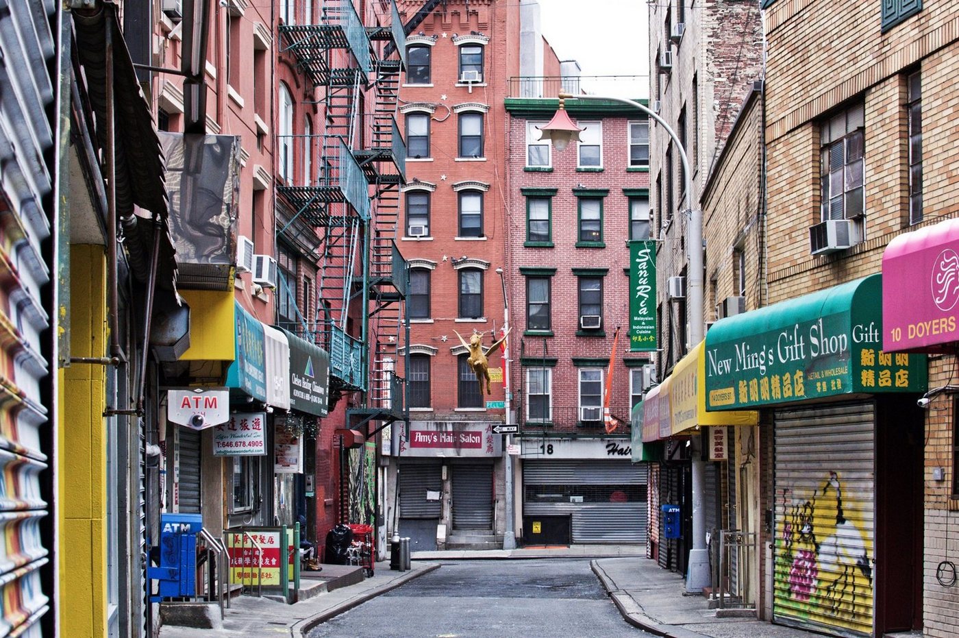 Papermoon Fototapete MANHATTAN-NEW YORK CHINATOWN GASSE ALT STADT ZIEGEL XXL von Papermoon