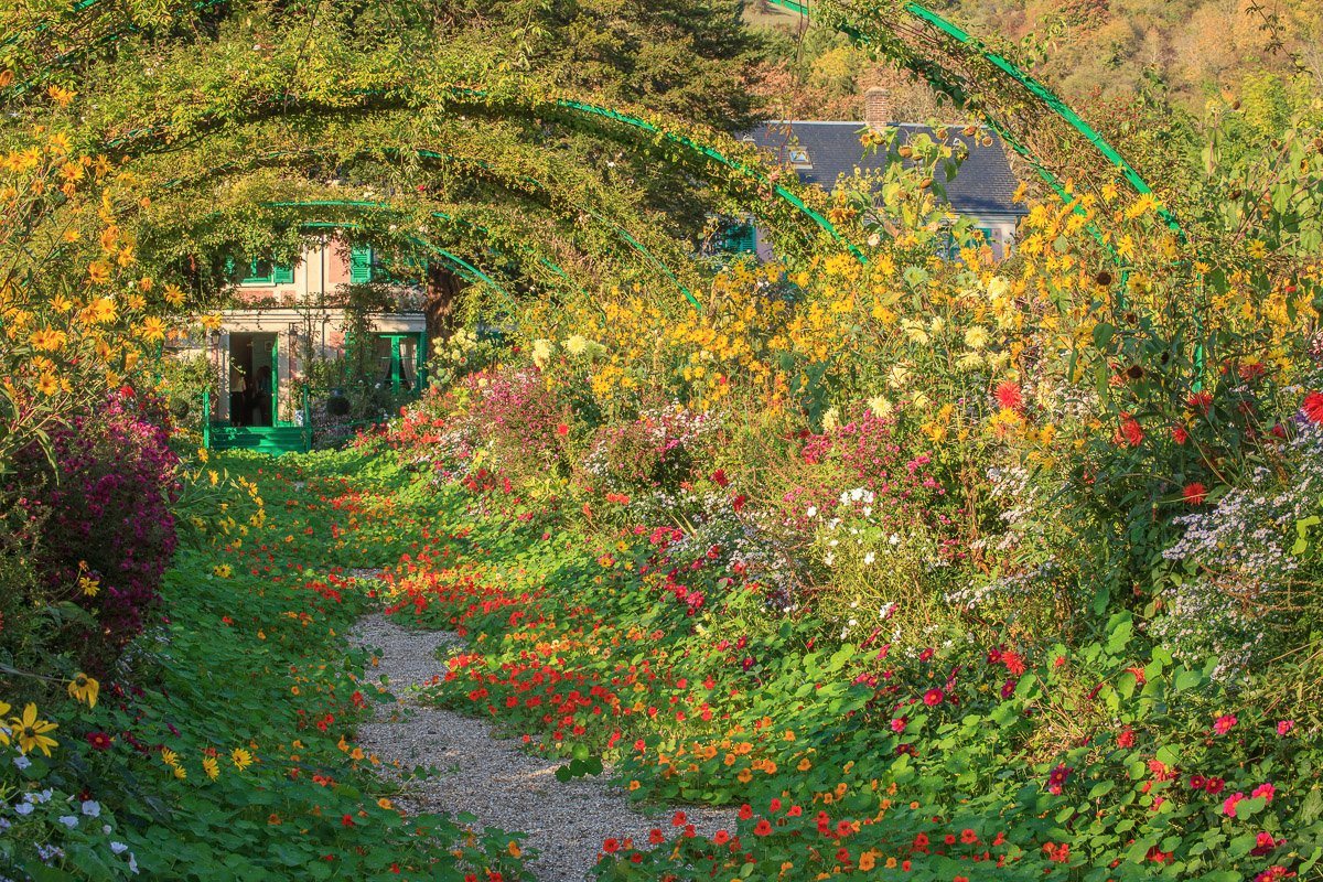 Papermoon Fototapete MONETS GARTEN-GIVERNY BLUMEN ALLEE PERGOLA KÜNSTLER WEG von Papermoon