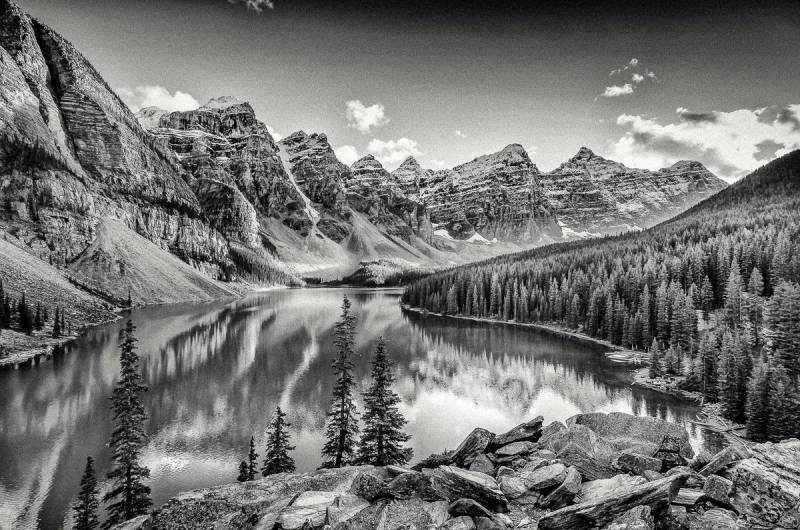 Papermoon Fototapete Moraone See Schwarz & Weiß von Papermoon