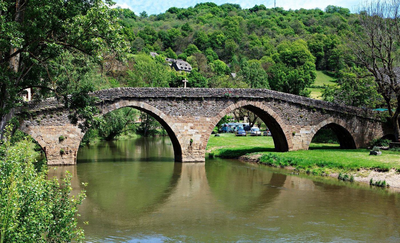Papermoon Fototapete STEIN-BRÜCKE-FLUSS DORF WALD BÄUME GEBIRGE STRAND ANTIK von Papermoon