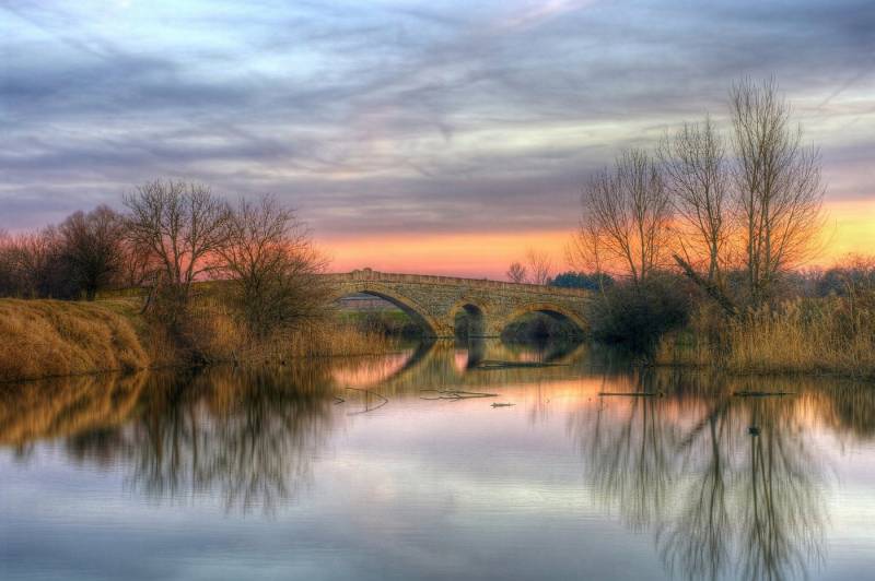 Papermoon Fototapete STEIN-BRÜCKE-FLUSS SEE STRAND SONNE WALD BÄUME NATUR von Papermoon