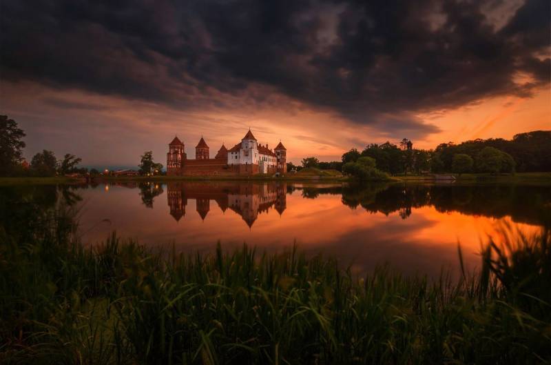 Papermoon Fototapete Schloss an See von Papermoon