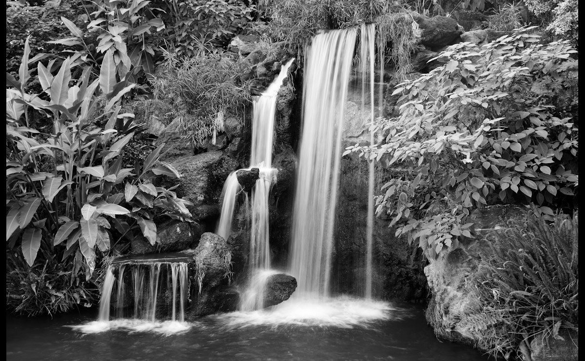 Papermoon Fototapete Schwarzweiss-Wasserfall von Papermoon