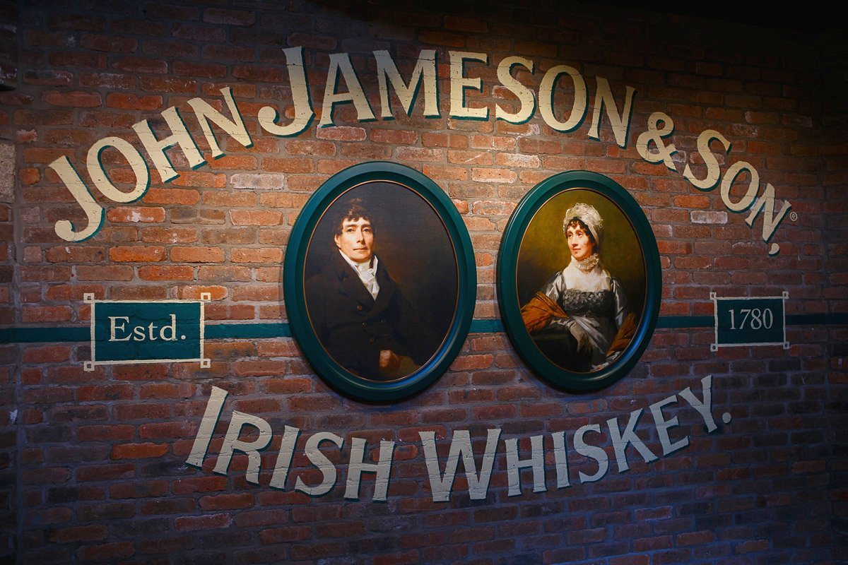 Papermoon Fototapete ZIEGEL-WAND-JAMESON IRISH WHISKEY DUBLIN MUSEUM IRLAND von Papermoon