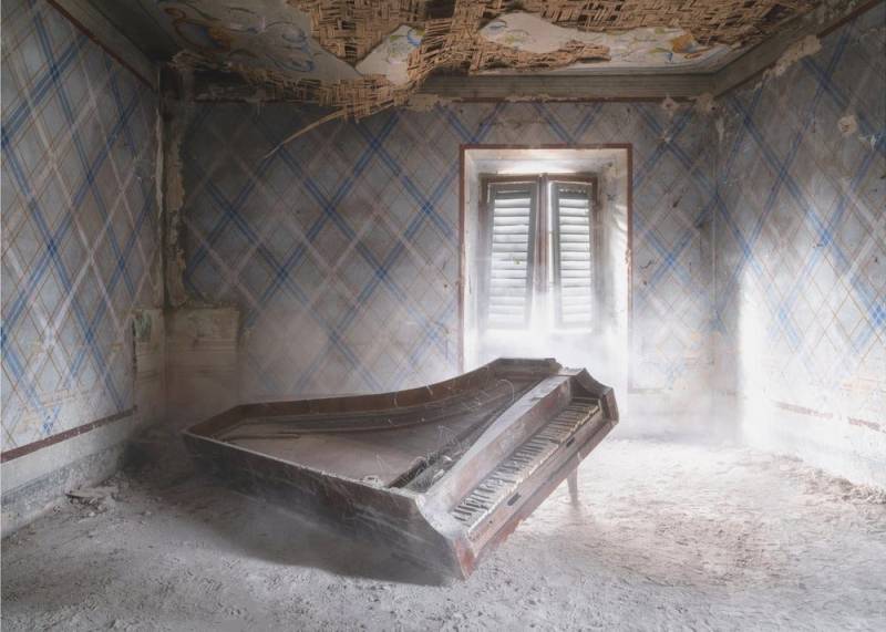 Papermoon Vliestapete "Broken Piano" von Roman Robroek, Matt & lichtbeständig, hochwertiges formstabiles Vlies, UV-beständigen Farbe, Made in Germany von Papermoon