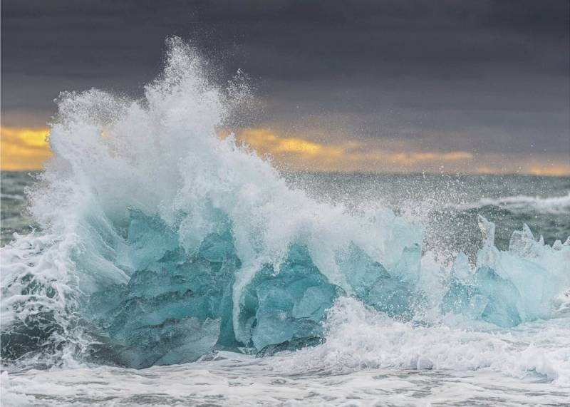 Papermoon Vliestapete "Icy wave" von Marc Pelissier, Matt & lichtbeständig, hochwertiges formstabiles Vlies, UV-beständigen Farbe, Made in Germany von Papermoon