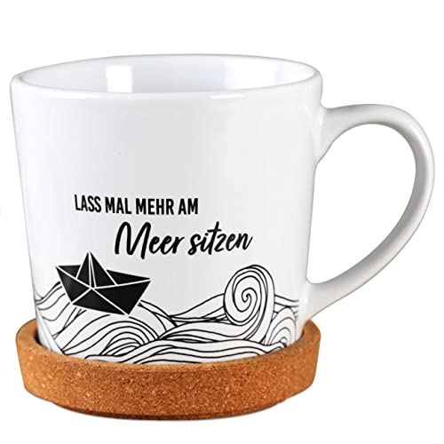 Papierdrachen Hochwertige Tasse aus Keramik mit passendem Kork Untersetzer - Tischdeko - Kaffeetisch - Kaffeetasse - Lass mal mehr am Meer sitzen - für Kaffee, Tee und mehr von Papierdrachen