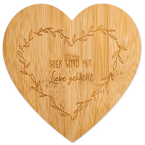 Papierdrachen Holzschneidebrett zum Muttertag - in Herzform mit Gravur "hier wird mit Liebe gekocht" - perfekt als Muttertagsgeschenk von Papierdrachen