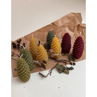 Kerze Weihnachten Tannenzapfen 100% Bienenwachs Zapfen Beeswax Candle Pine Natur Weihnachtsgeschenk Weihnachtskerze von Papiergarten