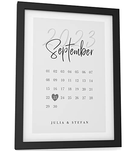 Papierschmiede® Personalisierter Kalender mit Namen | DIN A5 (15x21 cm) Bilderrahmen wählbar | Poster Geschenke fertig gerahmt, Personalisiertes Bild Geschenk Jahrestag Hochzeit „Wedding Calendar“ von Papierschmiede