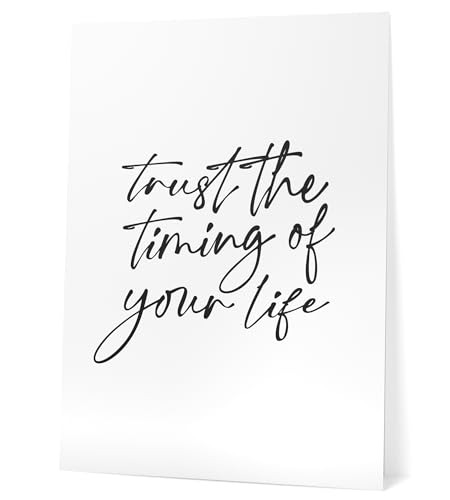 Papierschmiede® Bilder Home XXL Kunstdruck A1 (59,4x84,1 cm) Spruch Poster Zuhause Schrift Bild Wanddeko in schwarz weiß, Sprüche für Wohnzimmer Büro Küche, Trust The Timing von Papierschmiede