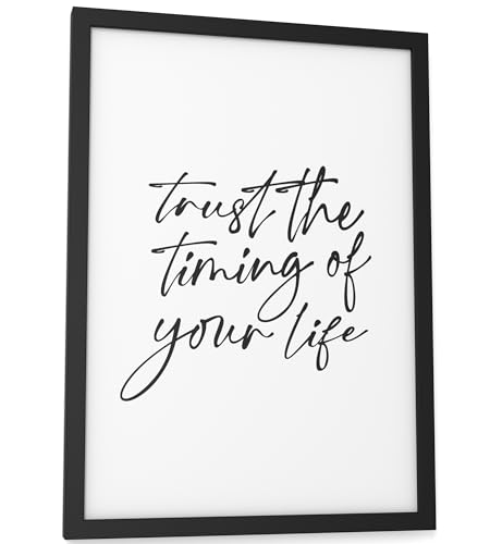 Papierschmiede® Bilder Home Kunstdruck mit Rahmen A4 (21x30 cm) Spruch Poster Zuhause Schrift Bild Wanddeko in schwarz weiß, Sprüche für Wohnzimmer Büro Küche, Trust The Timing von Papierschmiede