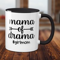 Personalisierte Mama Of Drama Tasse - Perfektes Mädchen Mutter Geschenk Für Die Queens in Ihrem Leben von ParadiseGiftMugs